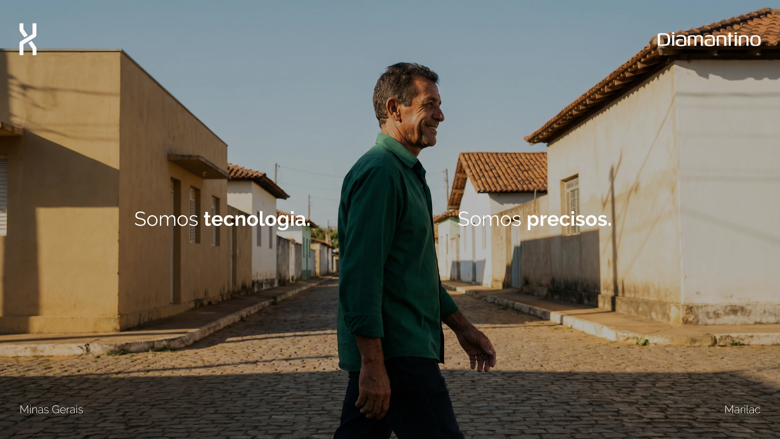 Man walking down a small-town street, with the line “Somos tecnologia. Somos precisos.” (We are technology. We are precise.)