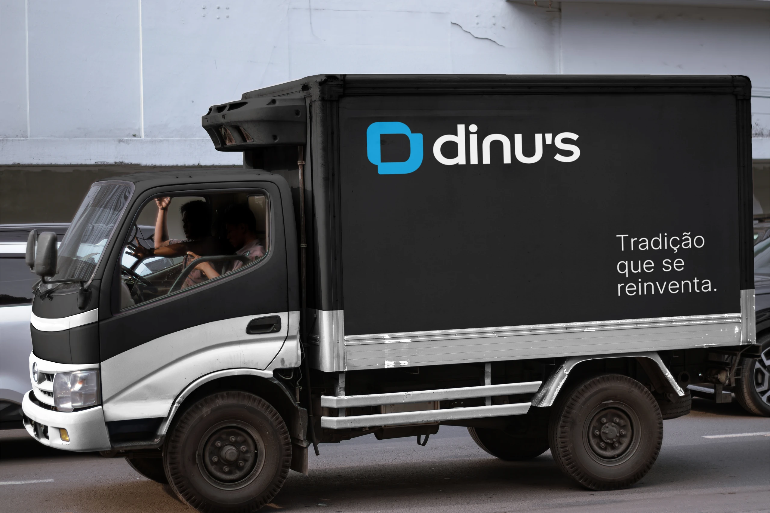 DINU’S truck wrapped with the line “Tradição que se reinventa.” (A tradition that reinvents itself.)