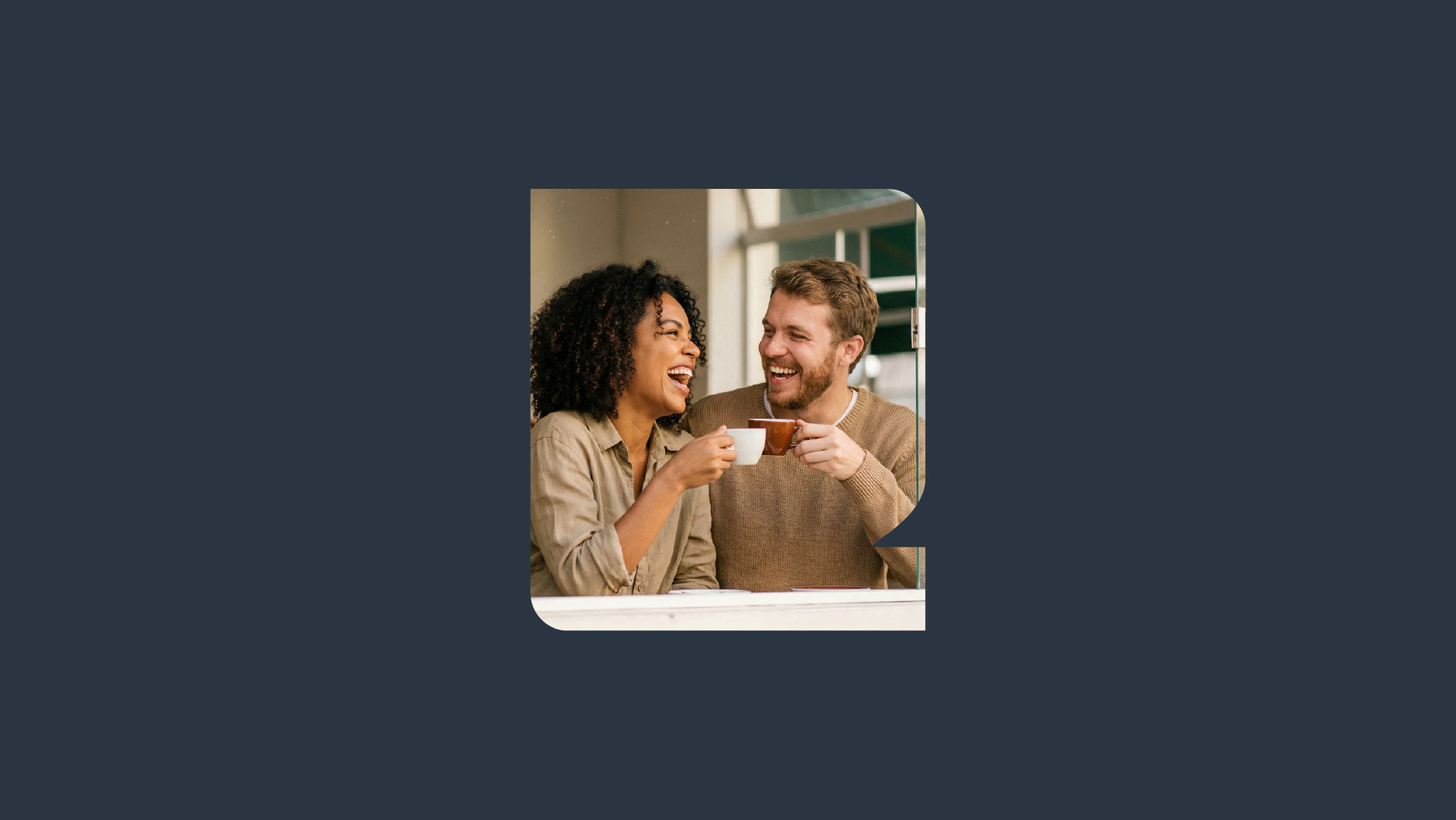 Casal tomando café dentro da moldura do símbolo
