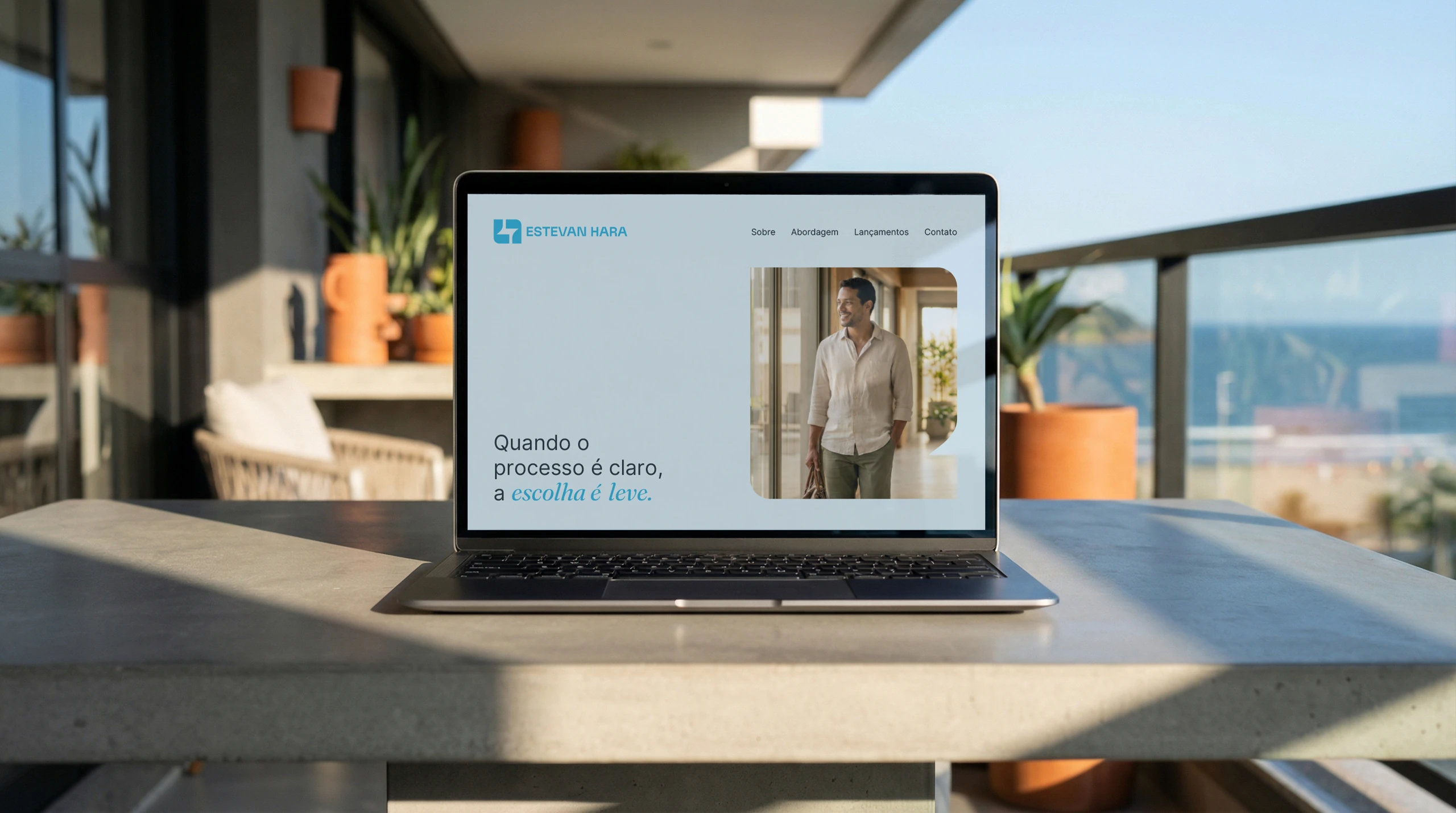 Site de Estevan Hara em um notebook