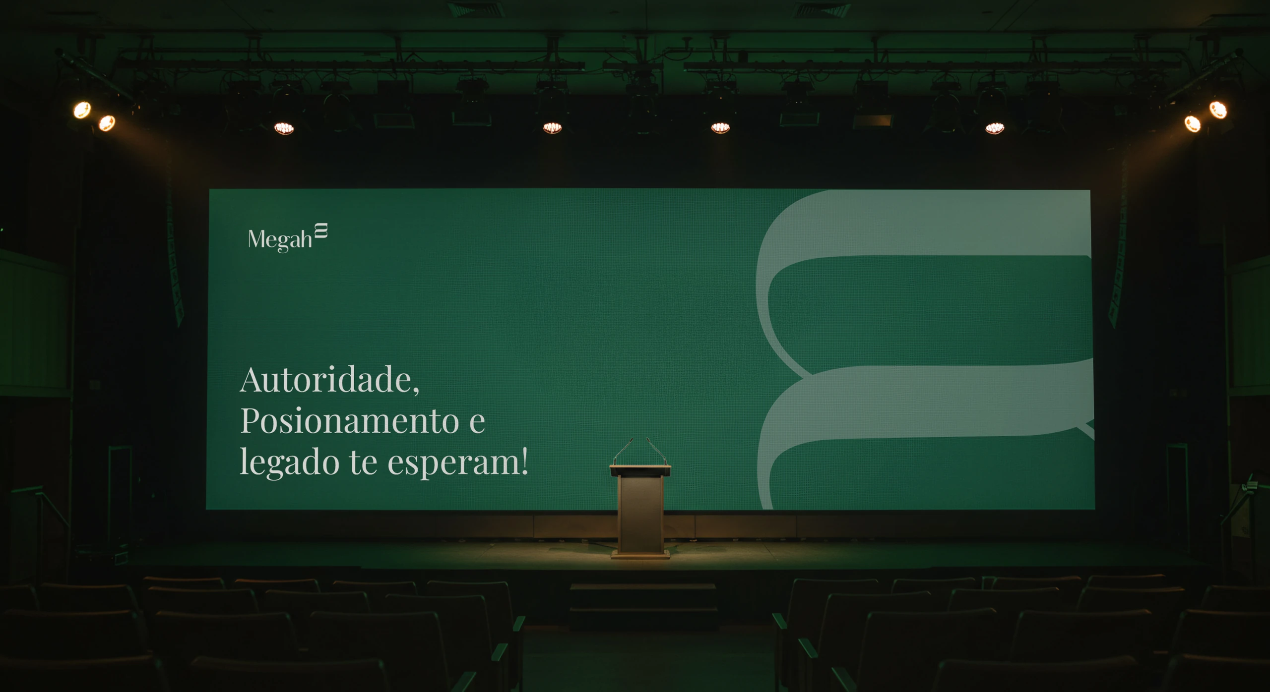 Stage with the panel “Autoridade, posicionamento e legado te esperam!” (Authority, positioning and legacy await you!)