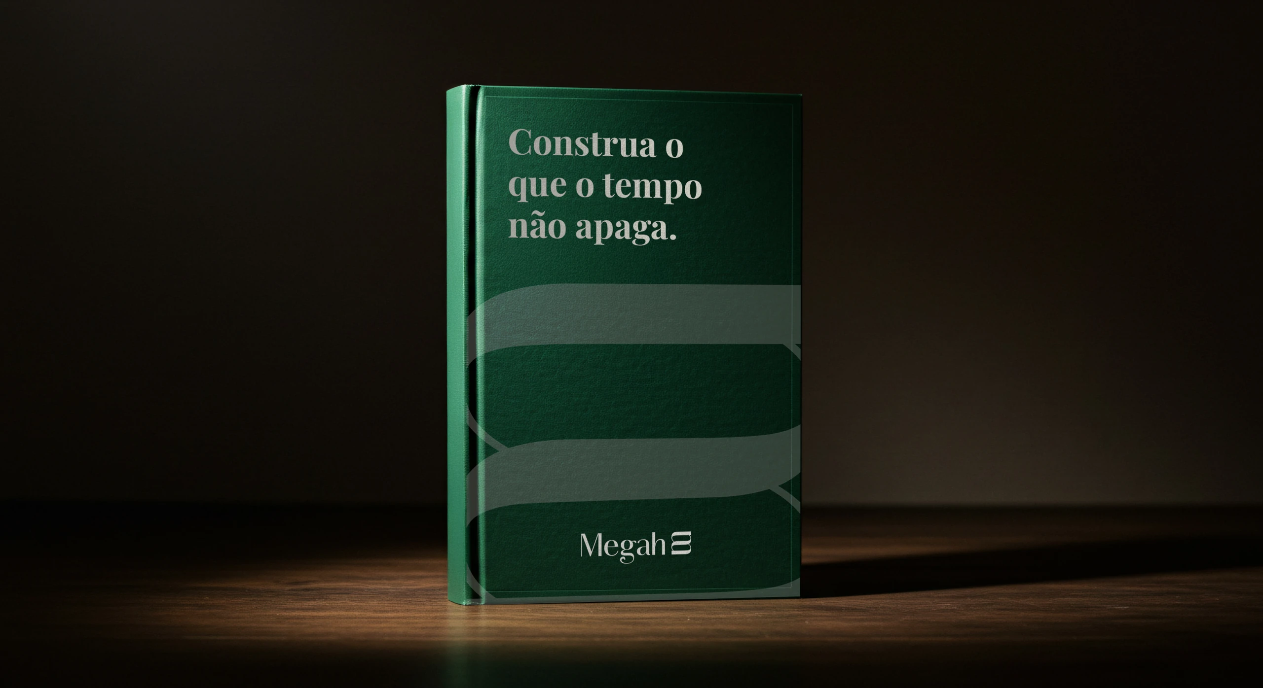 Book titled “Construa o que o tempo não apaga.” (Build what time can't erase.)