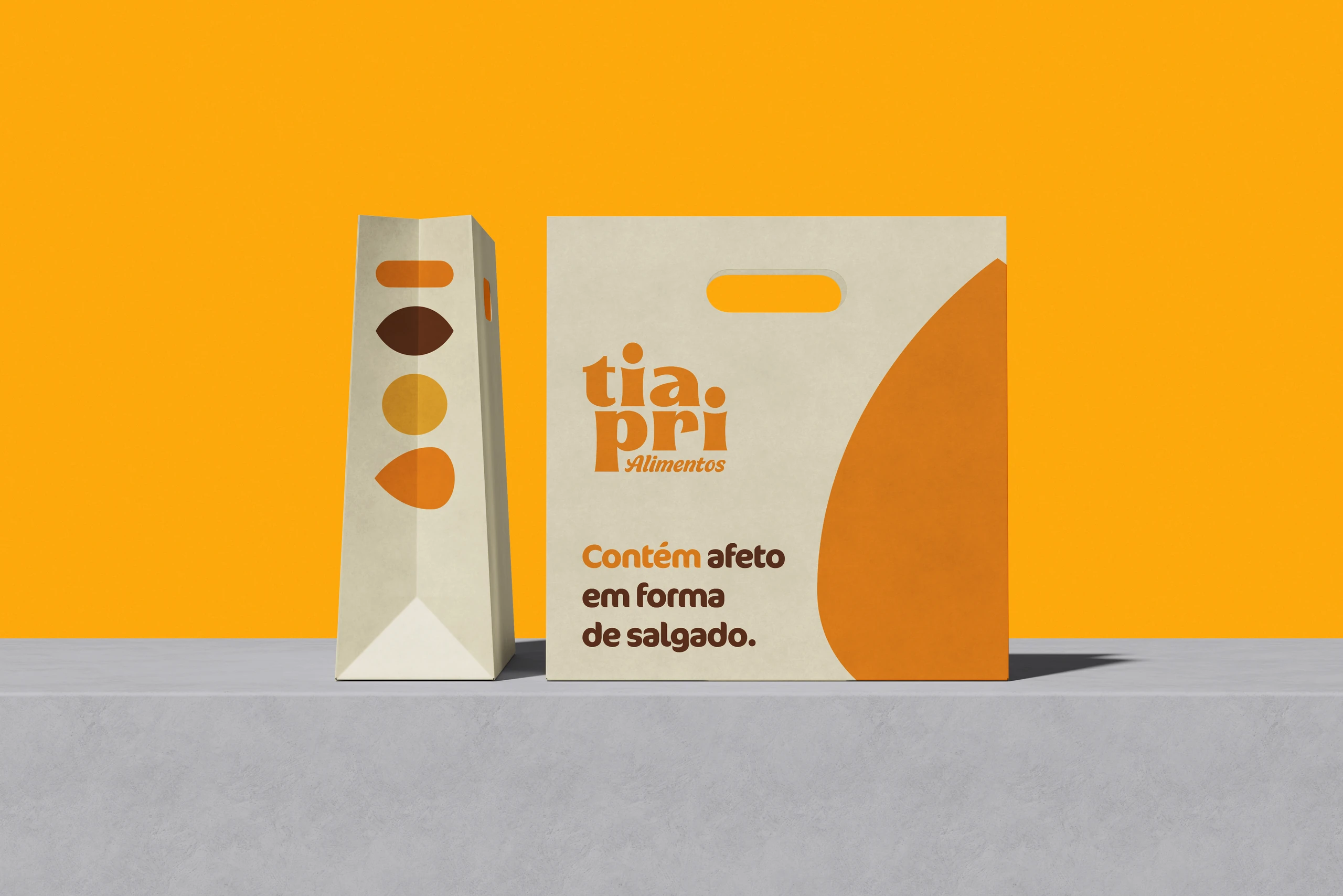Paper bags reading “Contém afeto em forma de salgado.” (Contains love in snack form.)