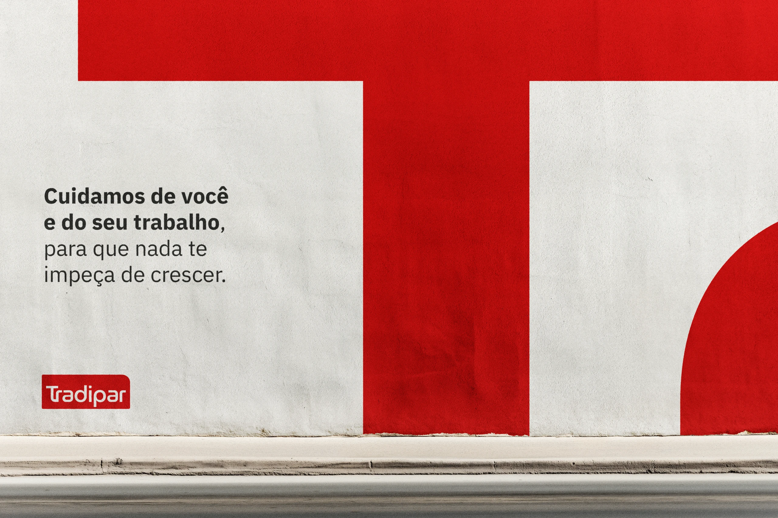 Wall with the Tr graphic and the line “Cuidamos de você e do seu trabalho” (We look after you and your work)
