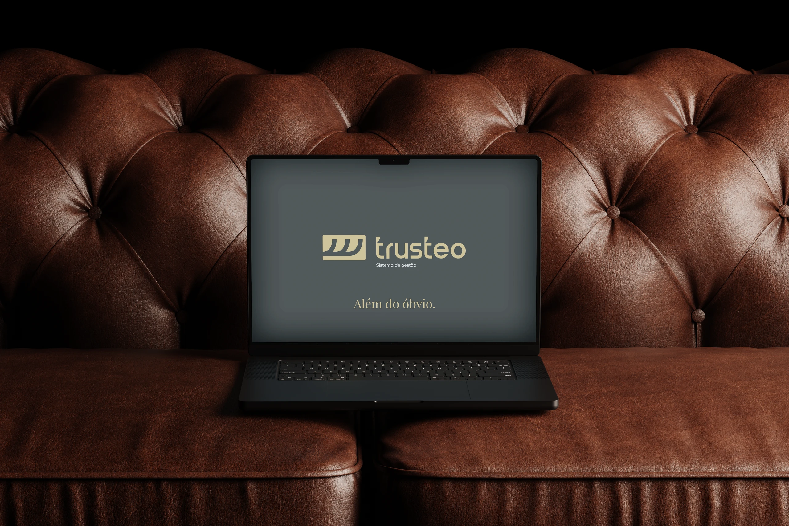 Laptop showing the Trusteo screen and “Além do óbvio.” (Beyond the obvious.)