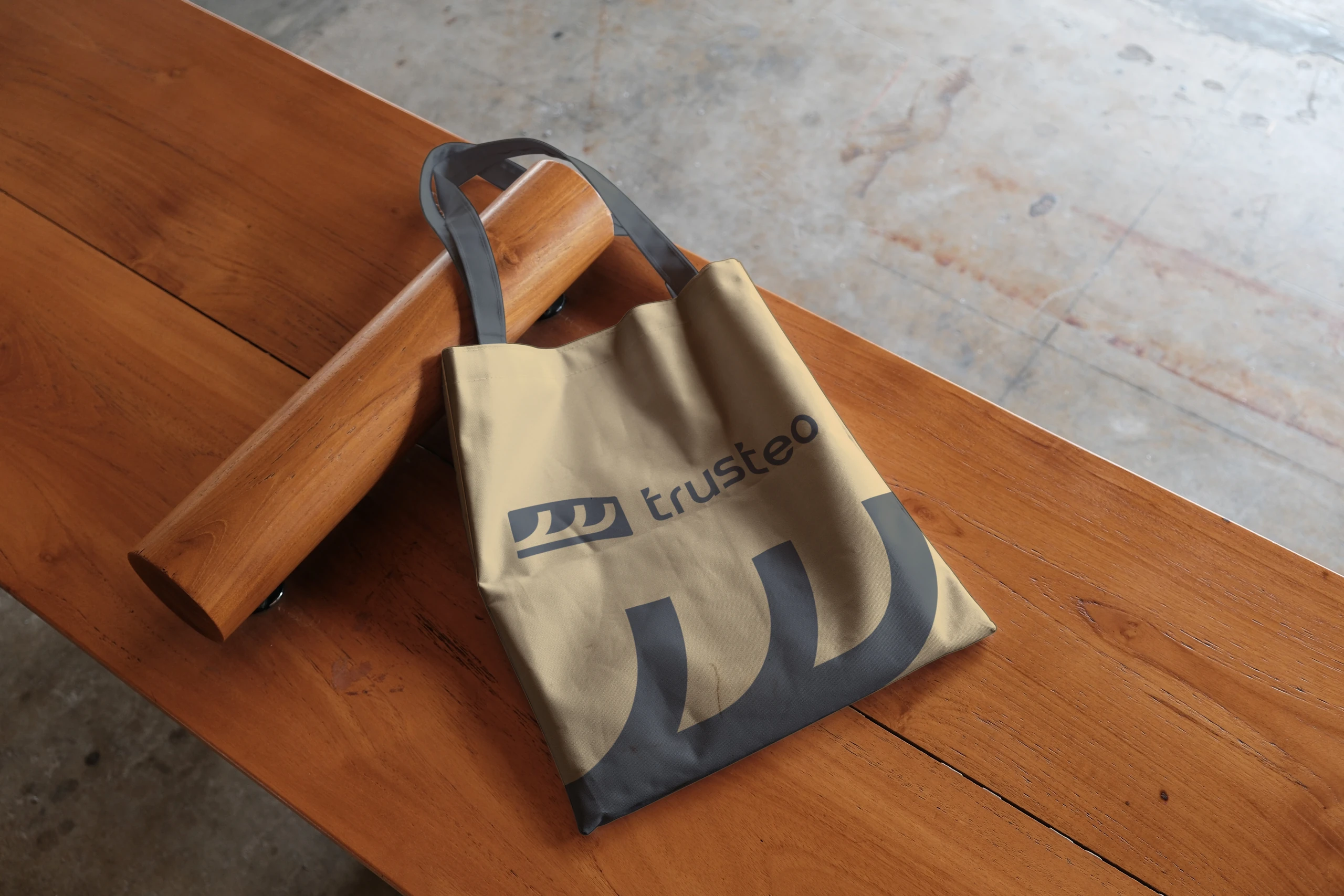 Trusteo tote bag